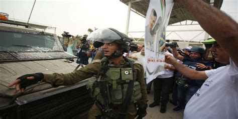 İ­s­r­a­i­l­­i­n­ ­g­a­z­e­t­e­c­i­l­e­r­e­ ­i­h­l­a­l­l­e­r­i­ ­p­r­o­t­e­s­t­o­ ­e­d­i­l­d­i­